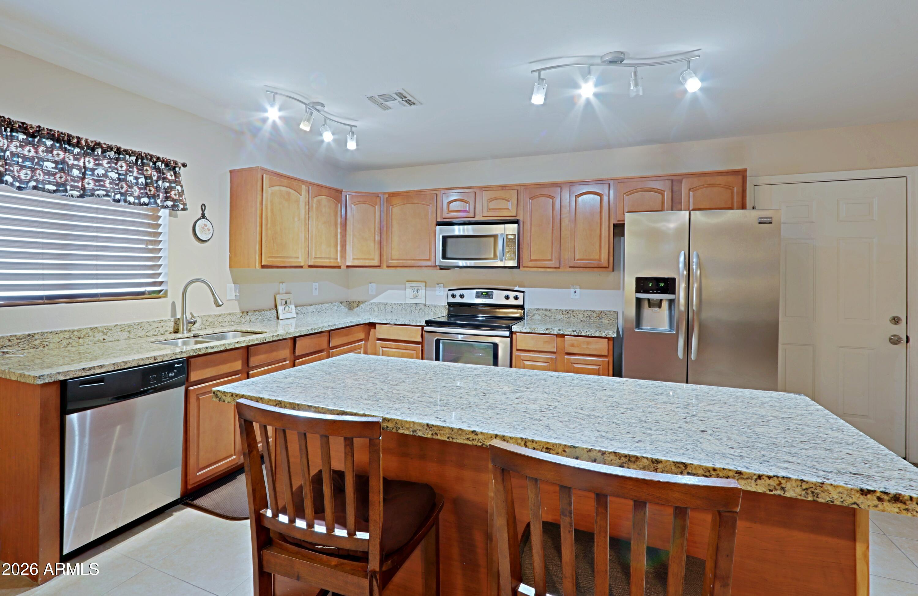 3721 W CALAVAR Road, Phoenix, AZ 85053