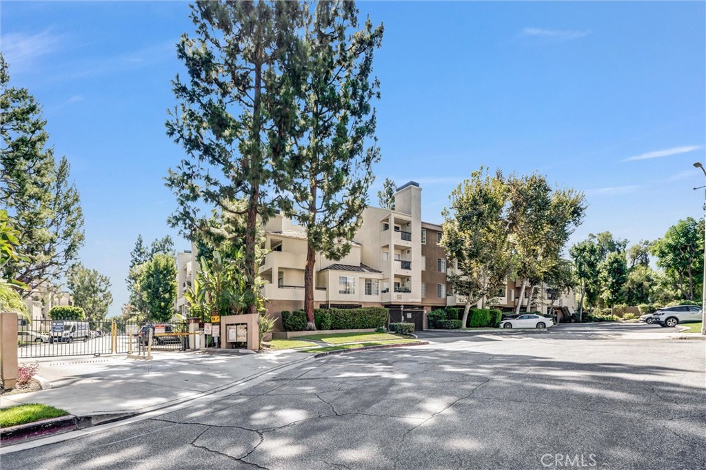 5500 Owensmouth Ave 122