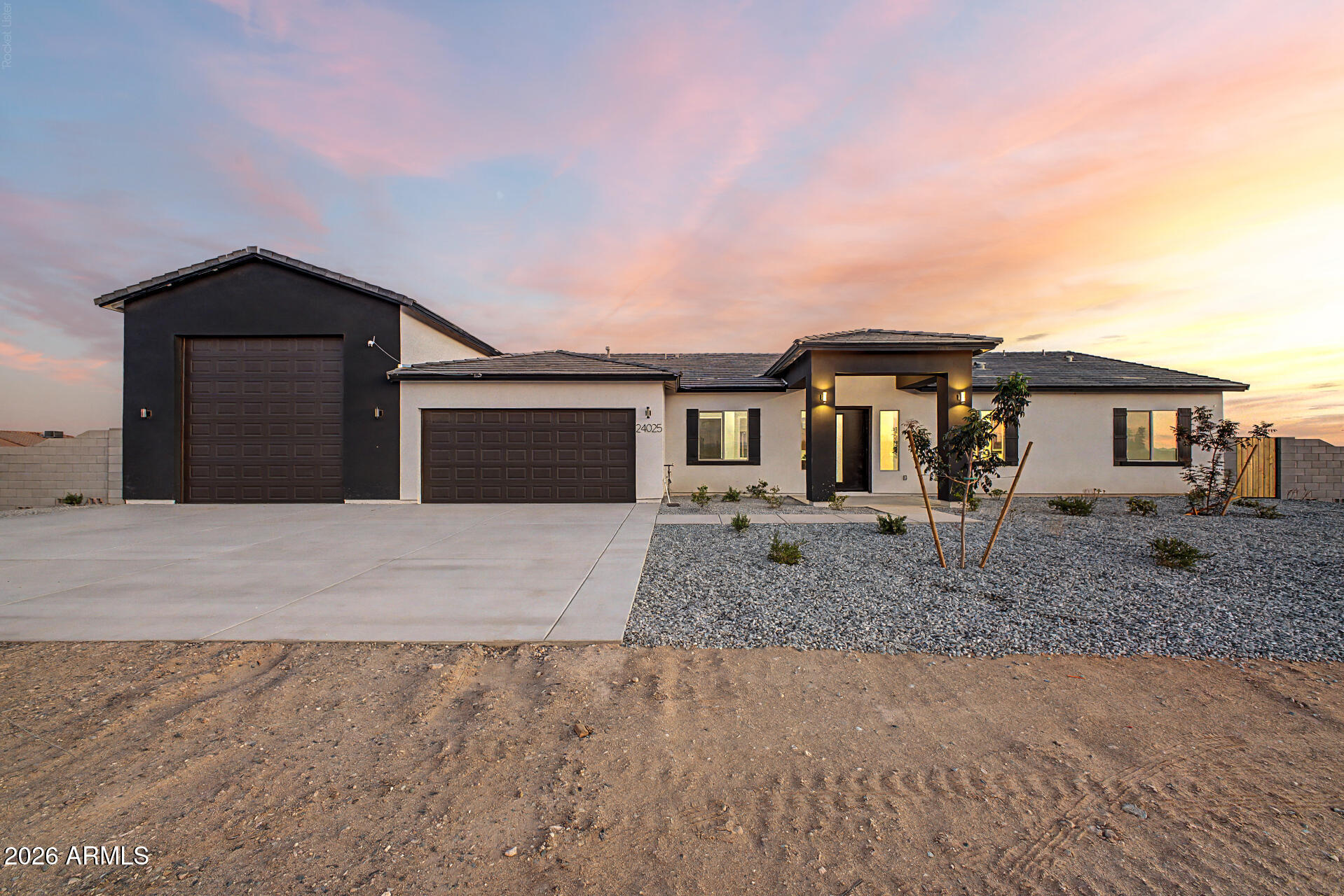 24025 W BEACON Lane, Wittmann, AZ 85361