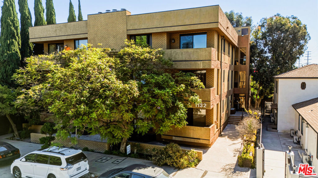 1132 S Doheny Drive 302