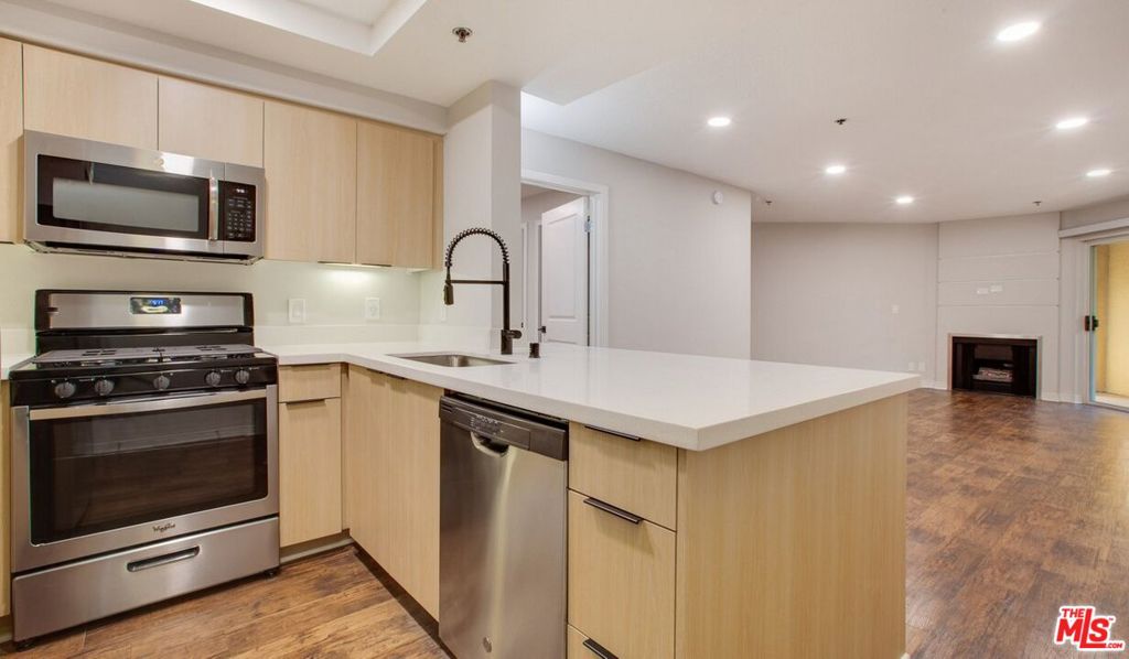 7660 Beverly Boulevard 115