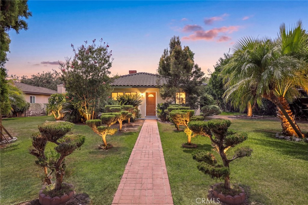 1425 S Santa Anita