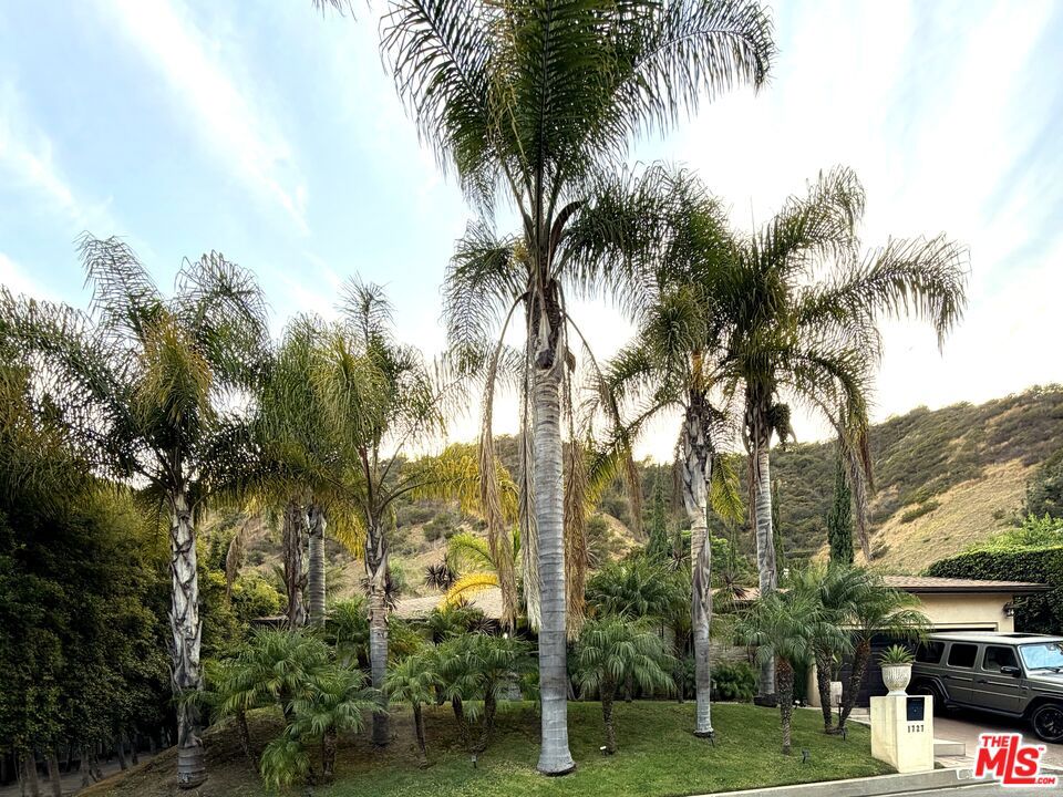 1727 San Ysidro Drive