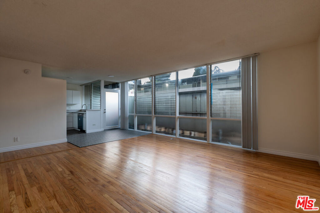 11131 ROSE Avenue 5