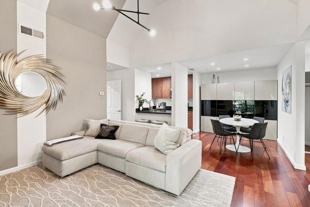 3183 Wayside Plaza 315