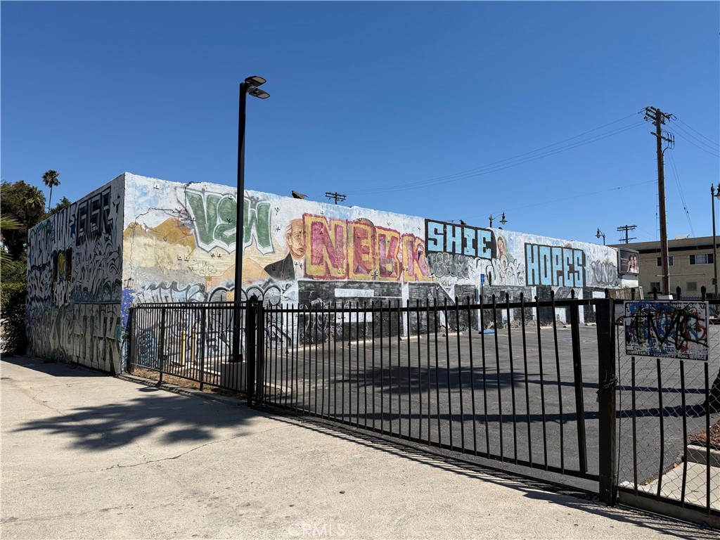 1529 E 1st