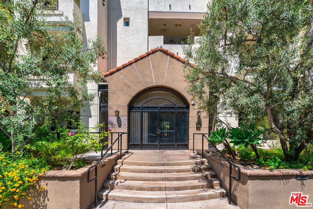 1135 Rexford Drive 403