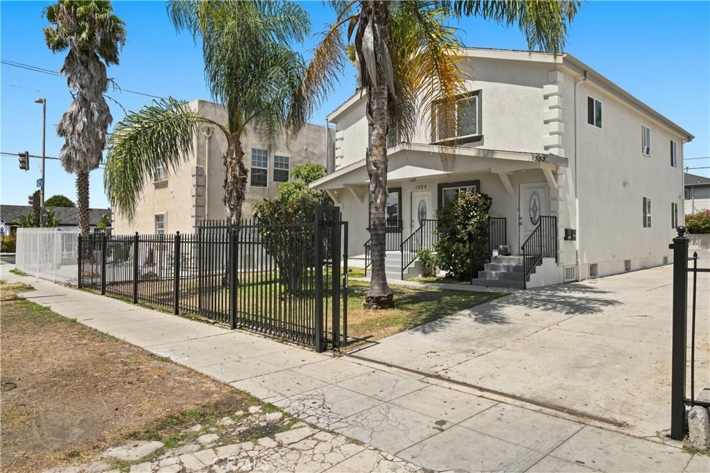 1353 W 60th