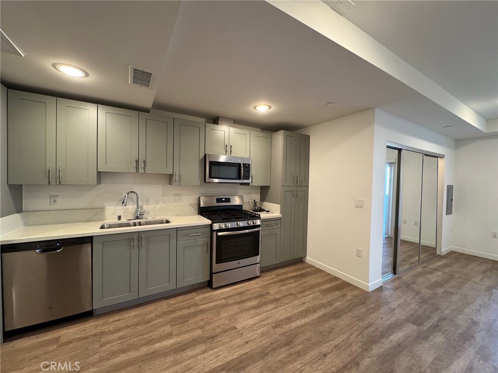 1025 S Berendo Street 404