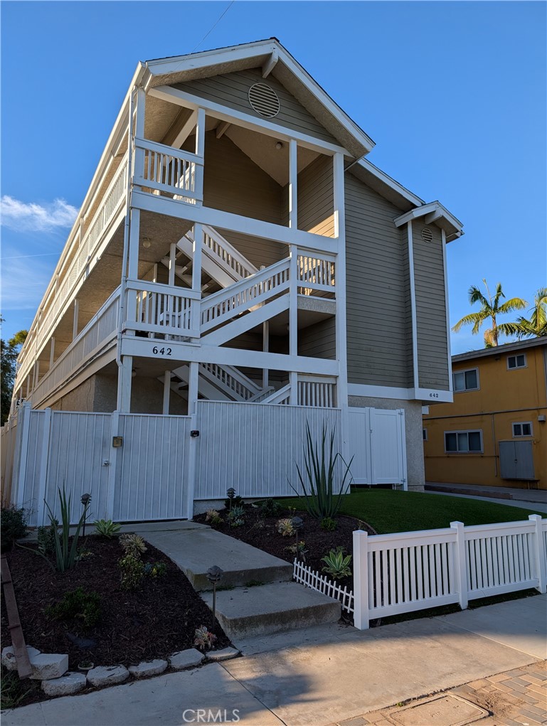 642 W Imperial