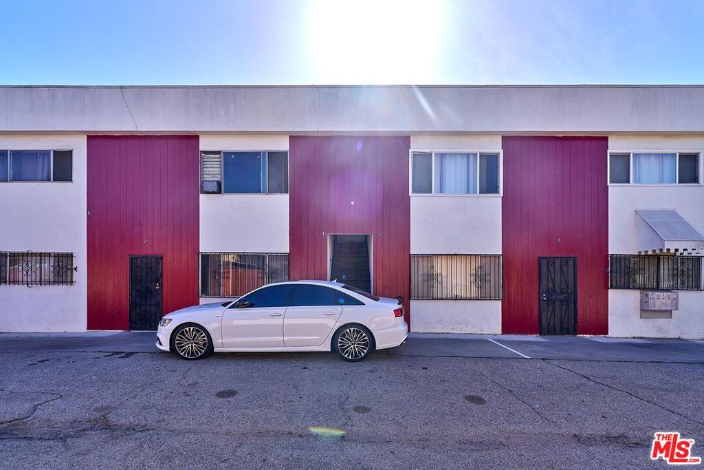 3568 S Budlong Avenue
