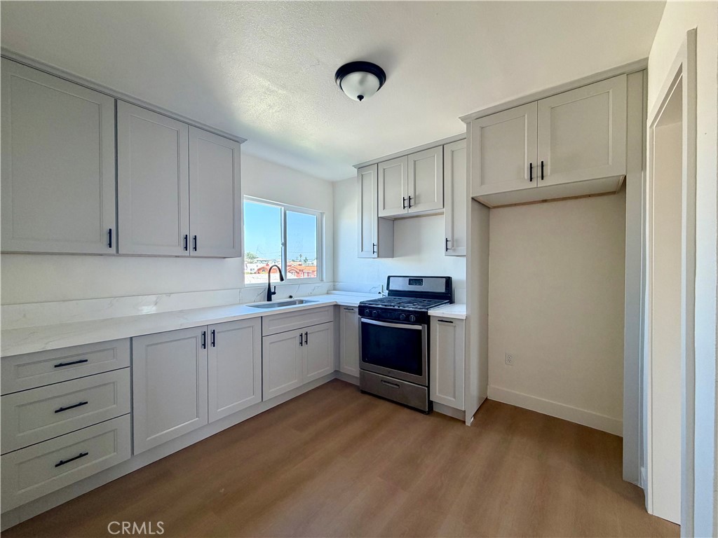 1426 1/2 W 83rd