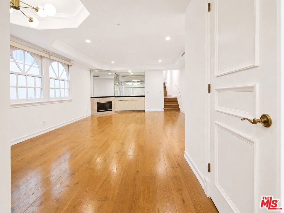 342 Palm Drive 201