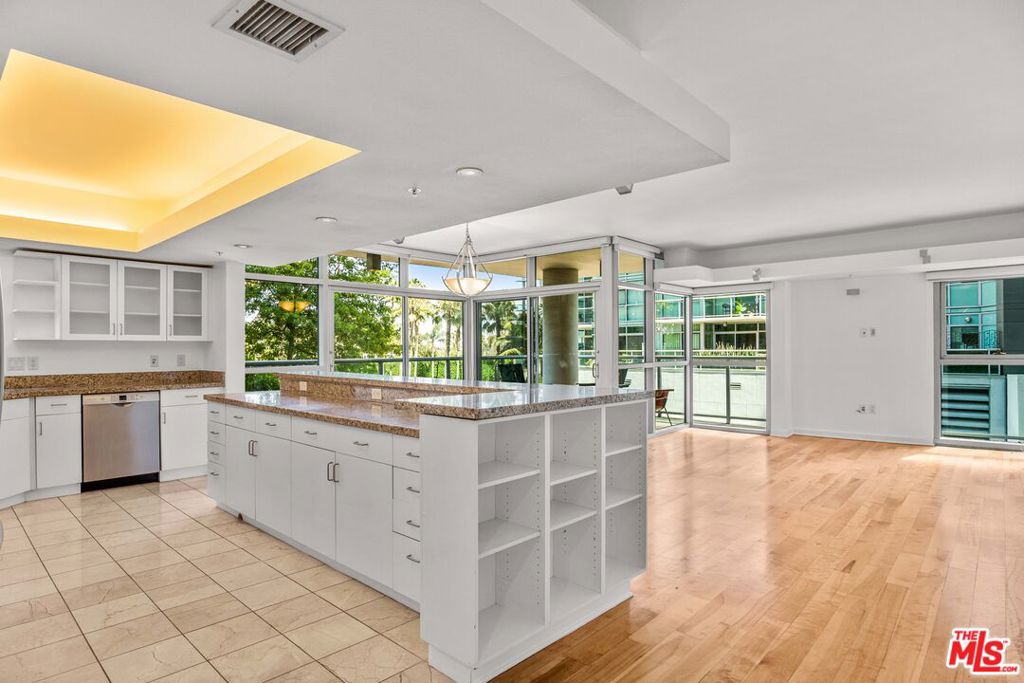 13700 Marina Pointe Drive 324