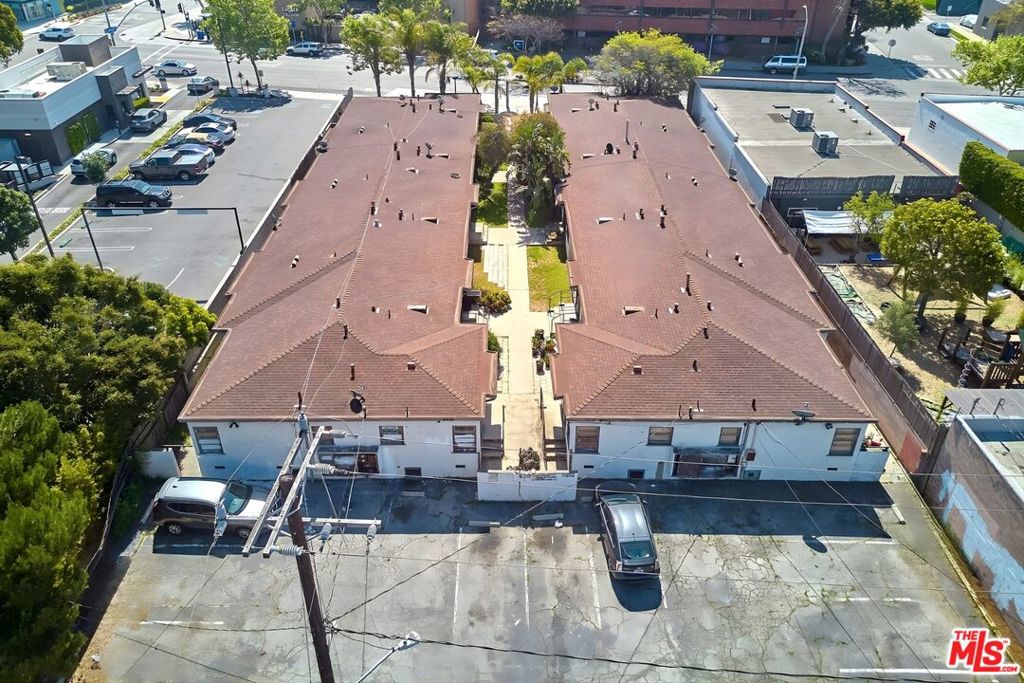 2711 Pico Boulevard