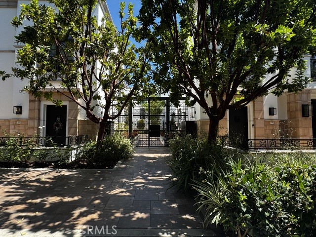 288 S Oakland 103