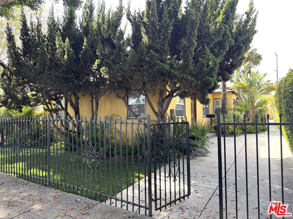 2005 Oak Street