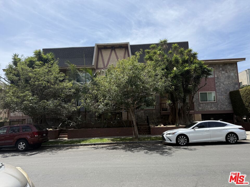 1849 Greenfield Avenue 106