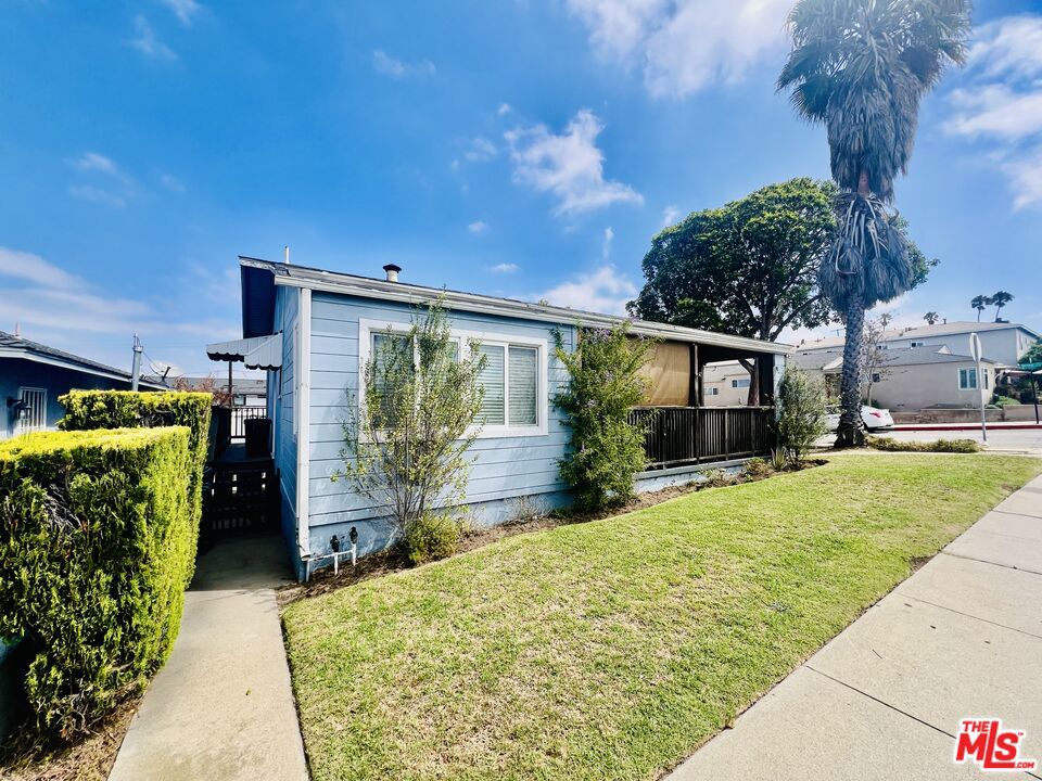 627 E Grand Avenue