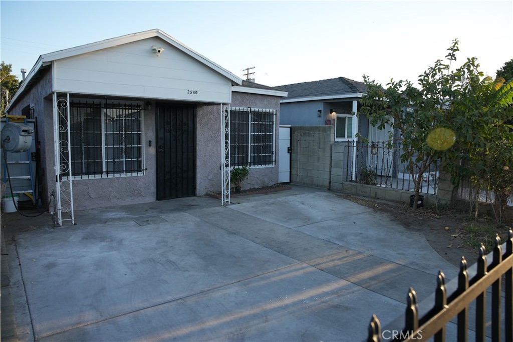 2540 E 127th