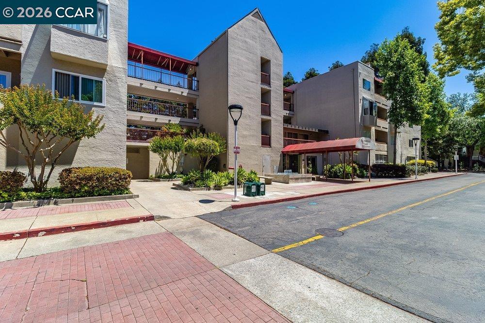 3173 Wayside Plaza 301