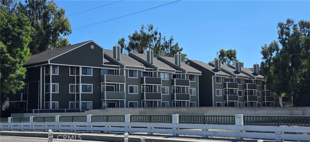 6545 Reseda