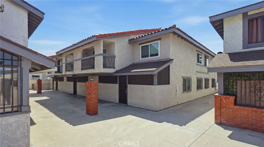 1239 W Rosecrans 4