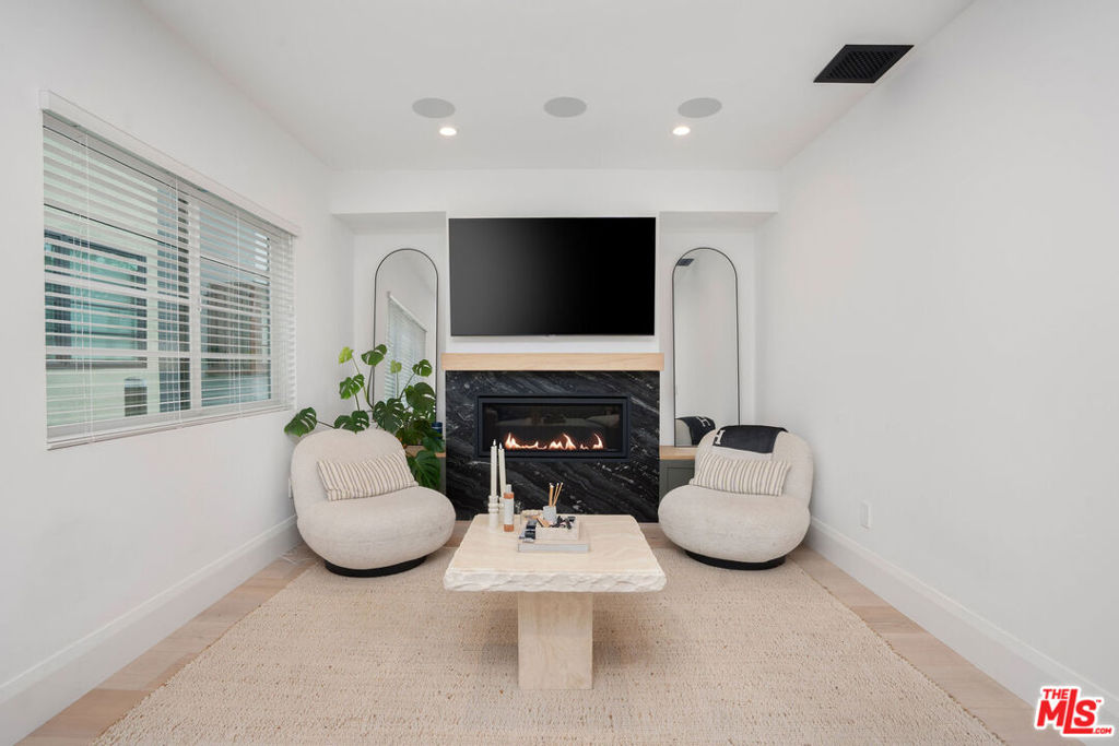 107 S Flores Street 1/4