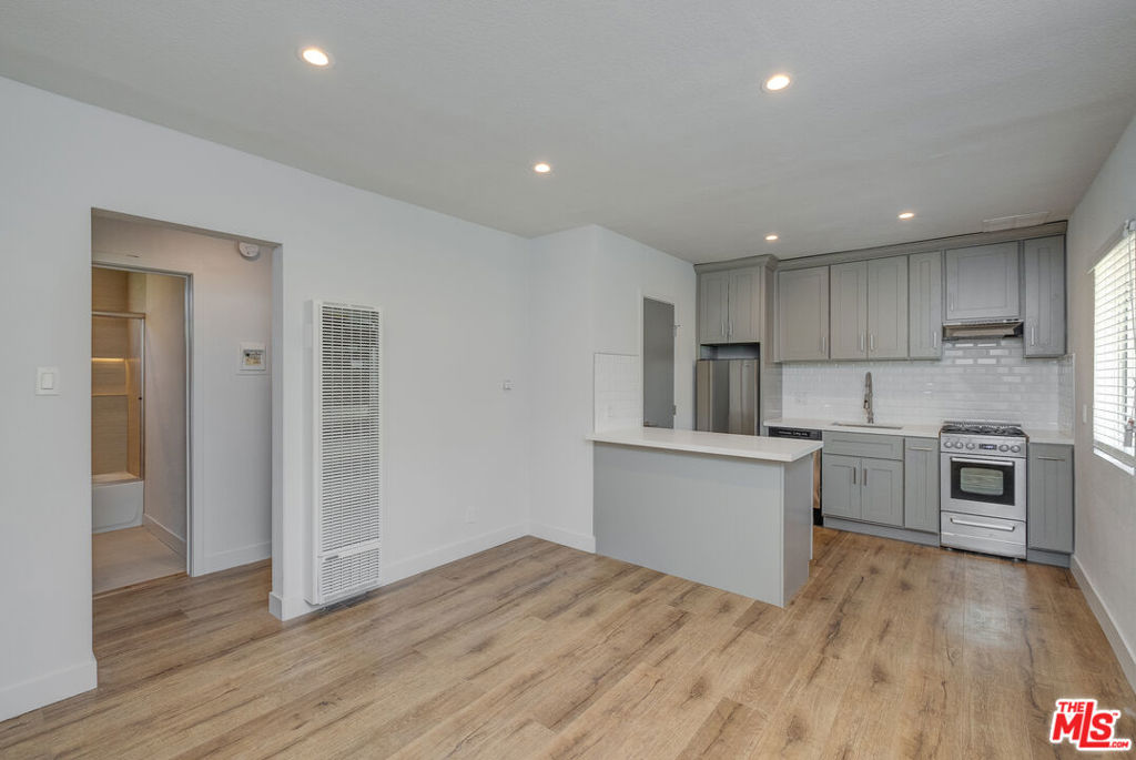 4140 Grand View Boulevard 16