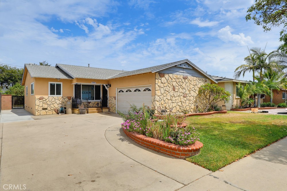 2841 E 69th