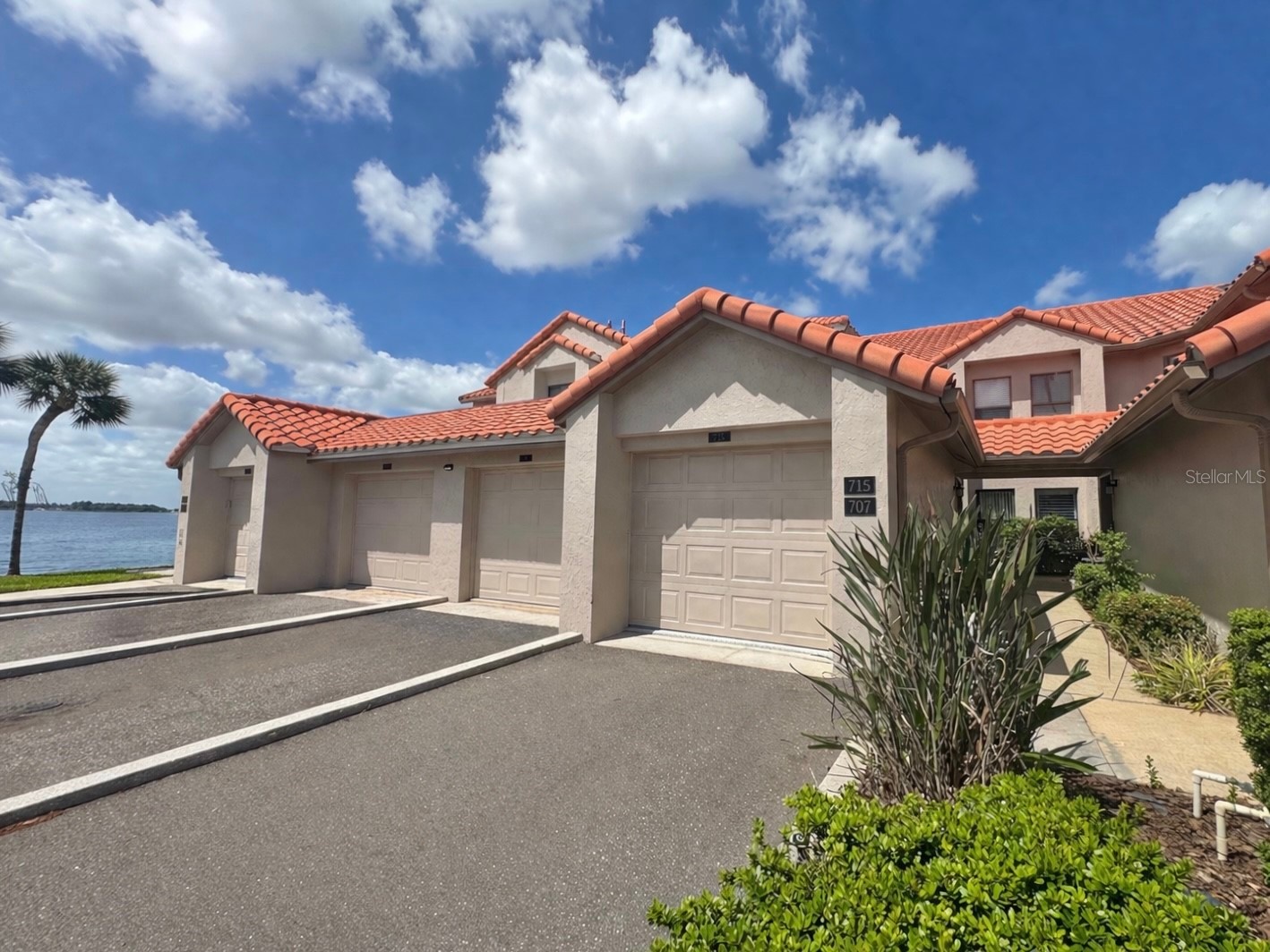 715 MAGNOLIA PLACE 715