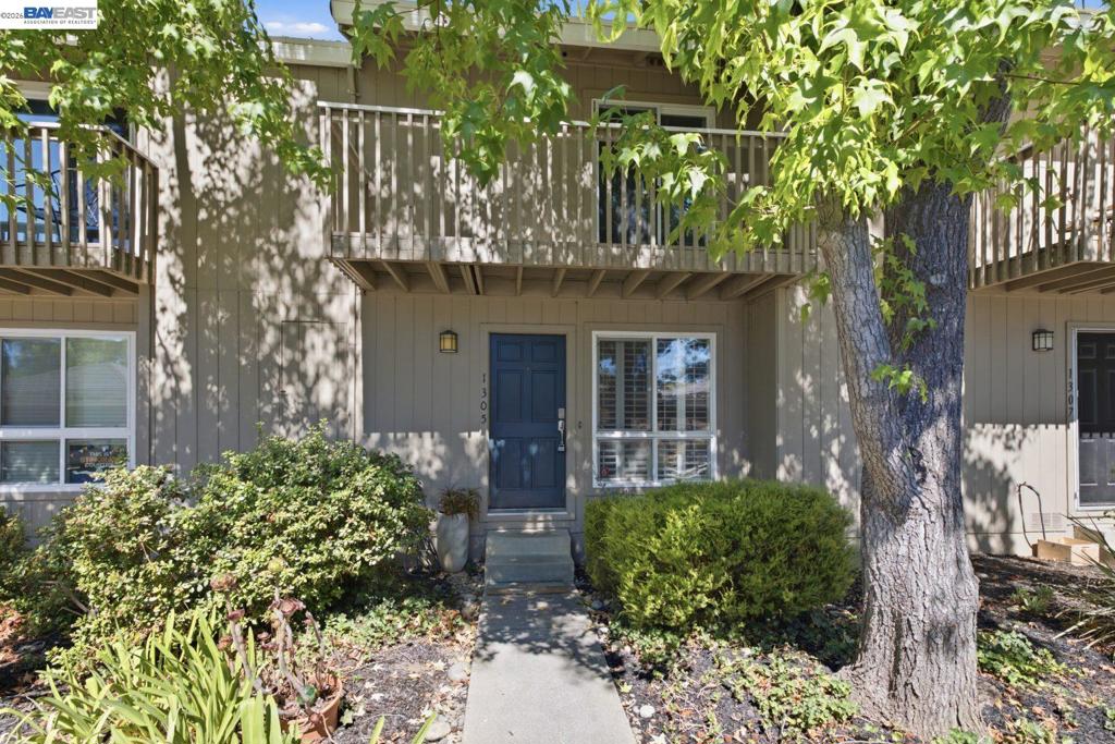 1305 Waterfall Way