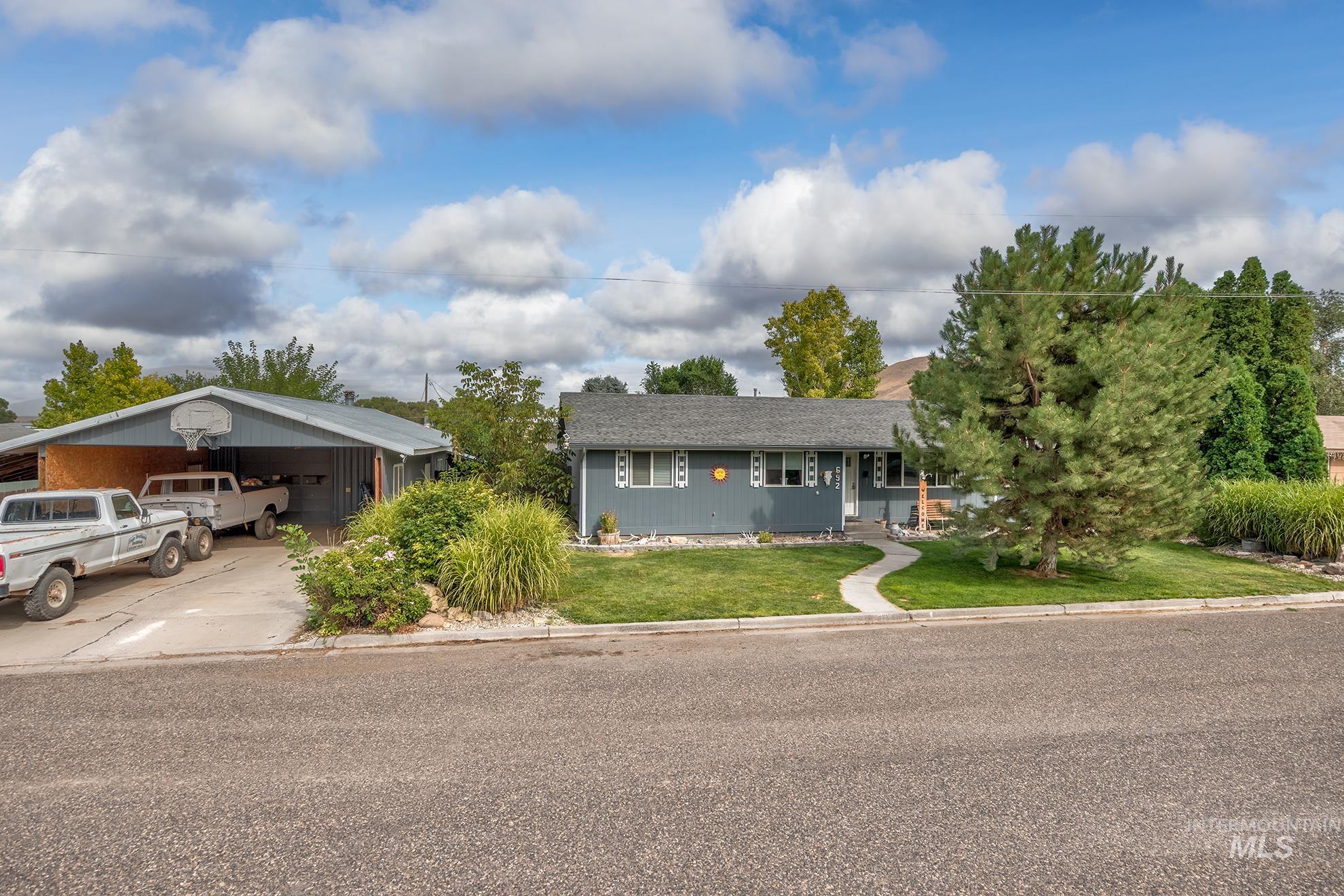 692 15th St, Vale OR 97918