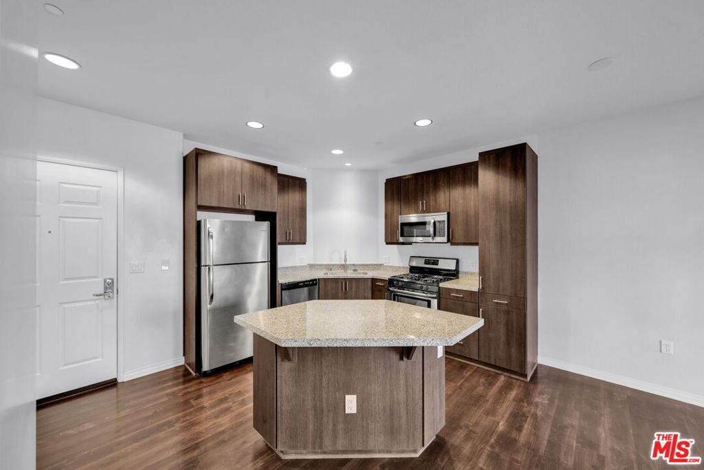 1408 W WASHINGTON Boulevard 204