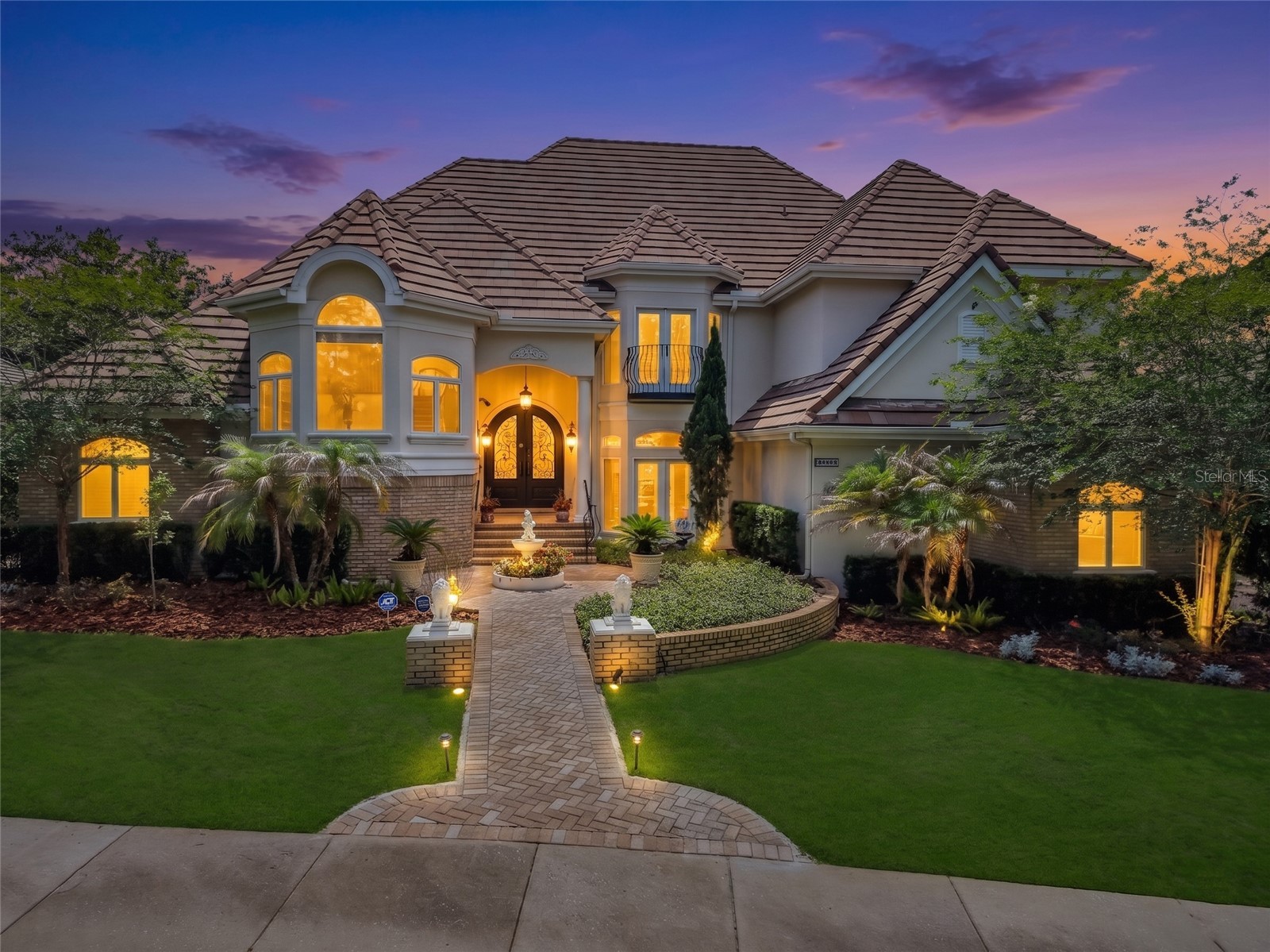2204 CAIRNS COURT