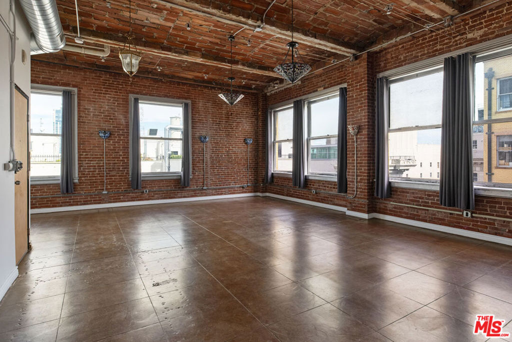 215 W 7th Street 1302