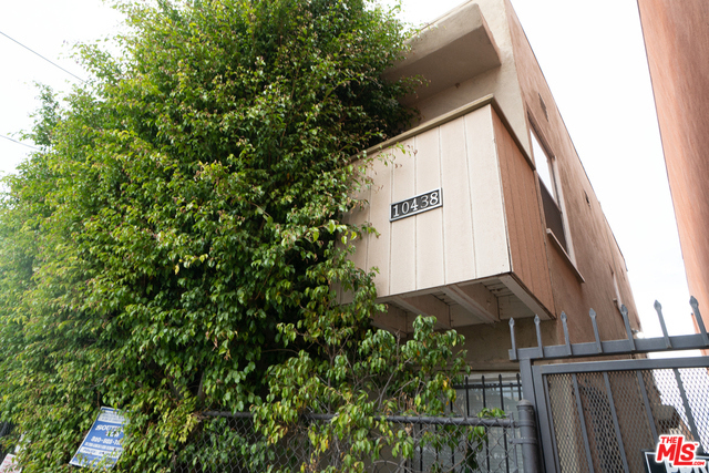10438 Santa Monica Boulevard 4