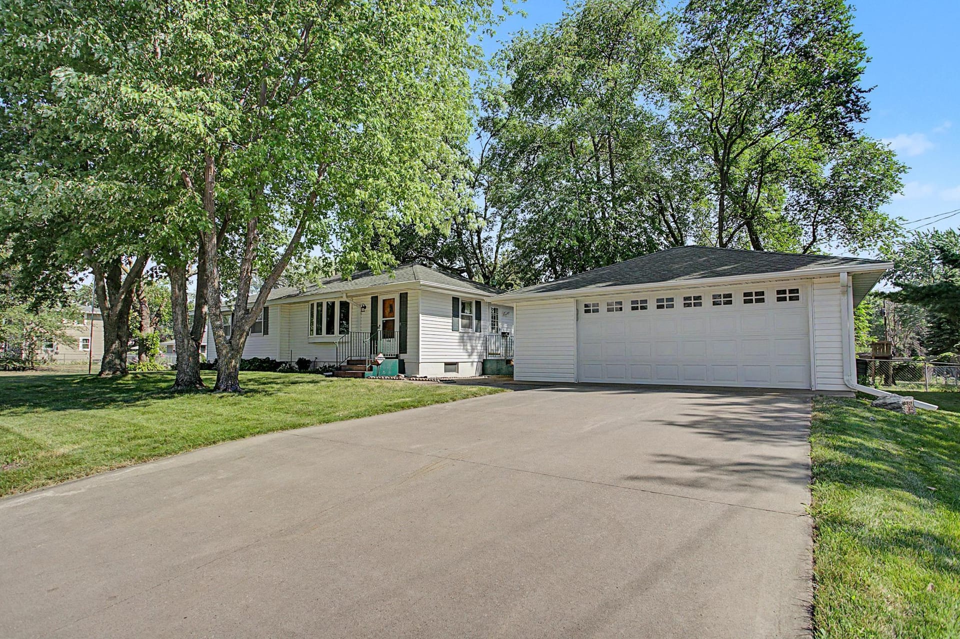 160 109th Avenue NE, Blaine, MN 55434