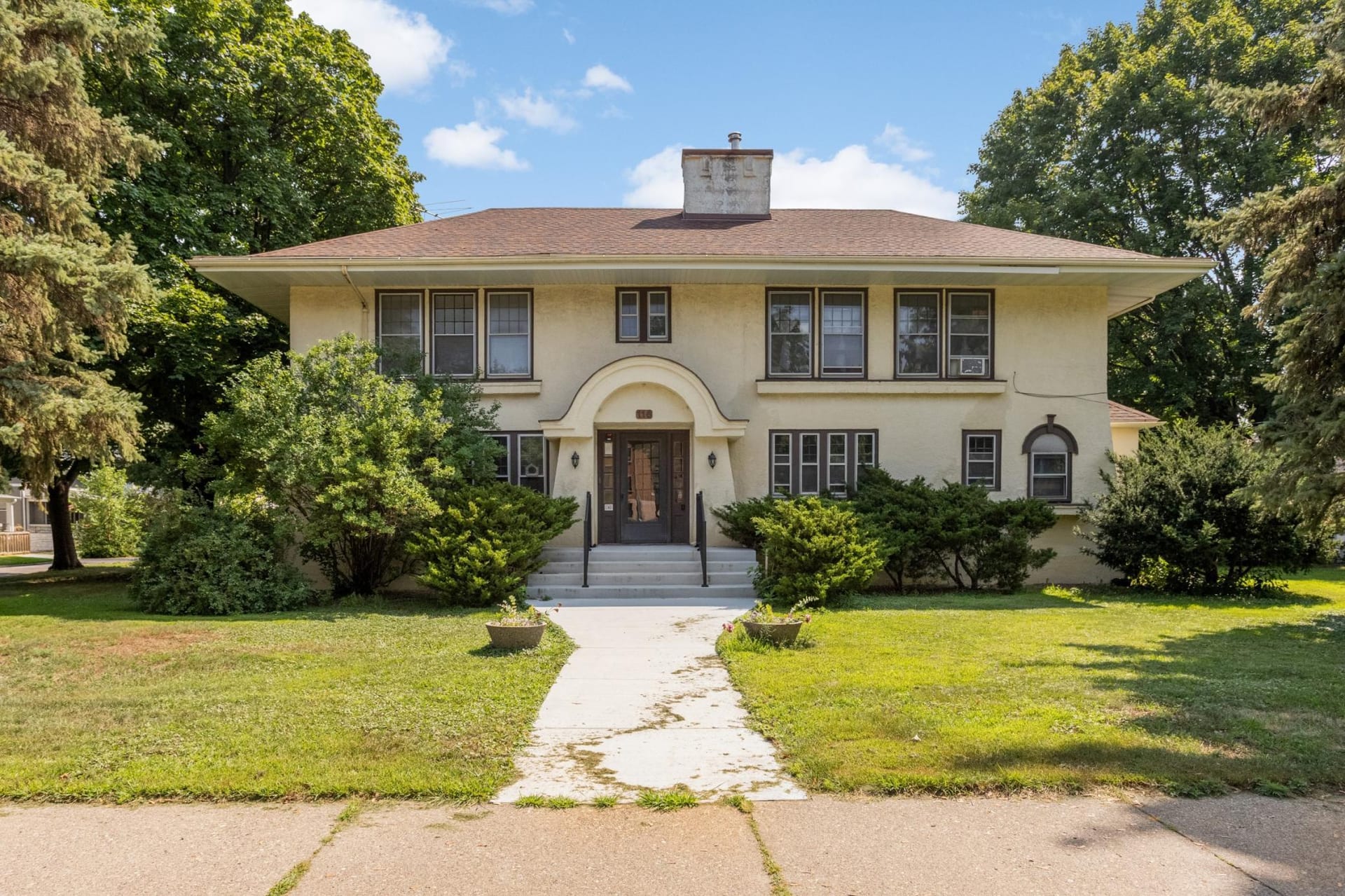 116 Lexington Parkway N, Saint Paul, MN 55104