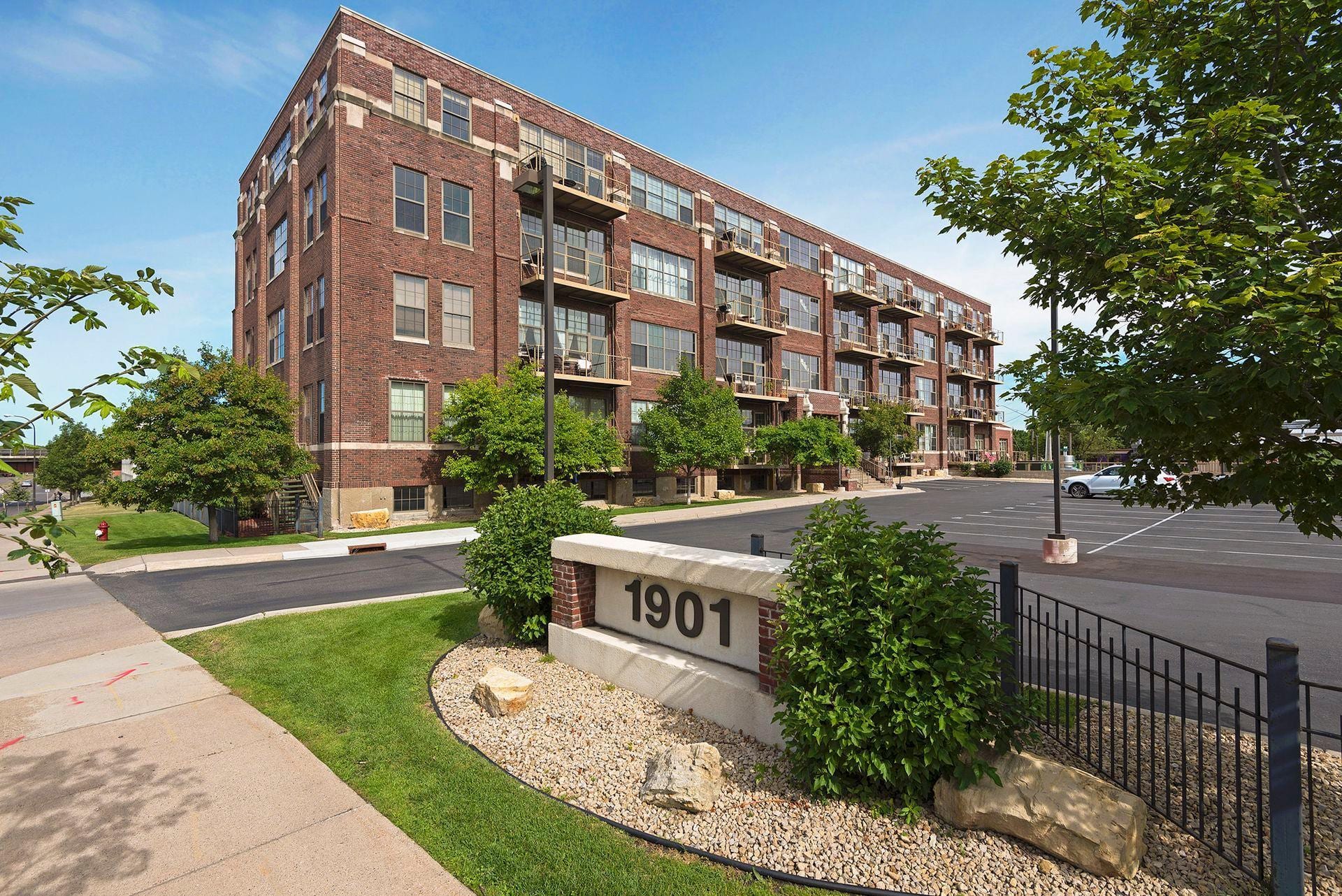 1901 E Hennepin Avenue #305, Minneapolis, MN 55413