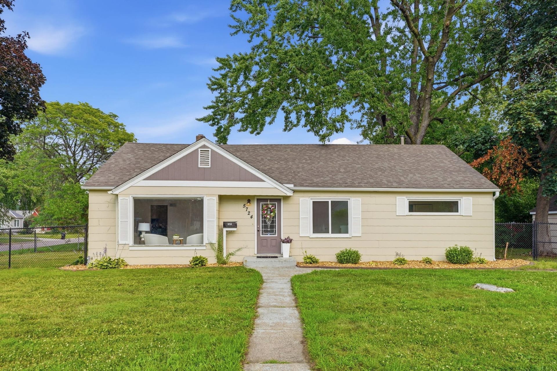 5724 Hampshire Avenue N, Crystal, MN 55428