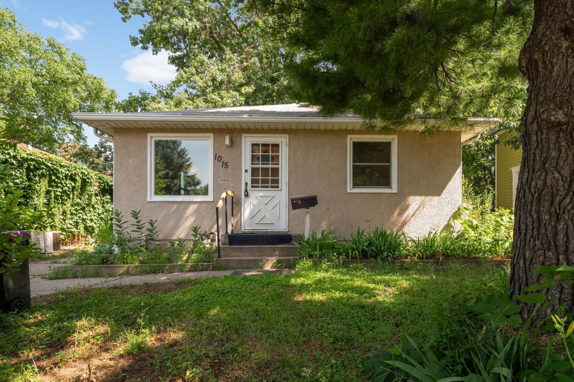 1015 Hubbard Avenue, Saint Paul, MN 55104