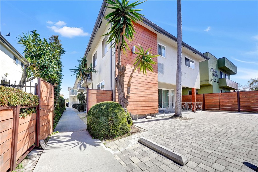 2040 S Sherbourne Drive 6