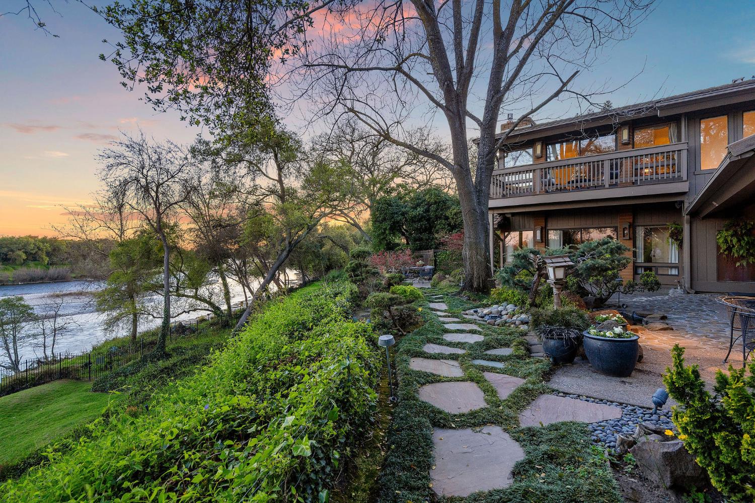 23 Riverbank Pl, Carmichael, CA 95608-5232
