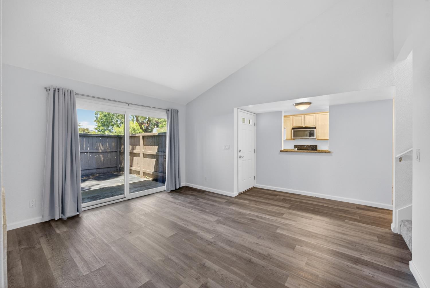 6239 Riverside Blvd #2, Sacramento, CA 95831-1279