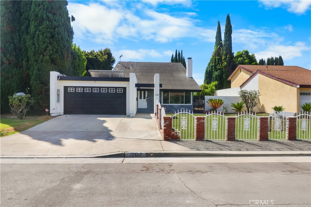 2122 W Chalet