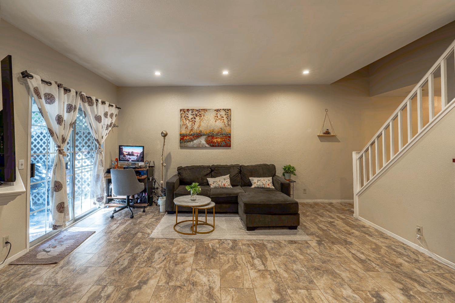 4814 Courtland Ln, Carmichael, CA 95608-2971