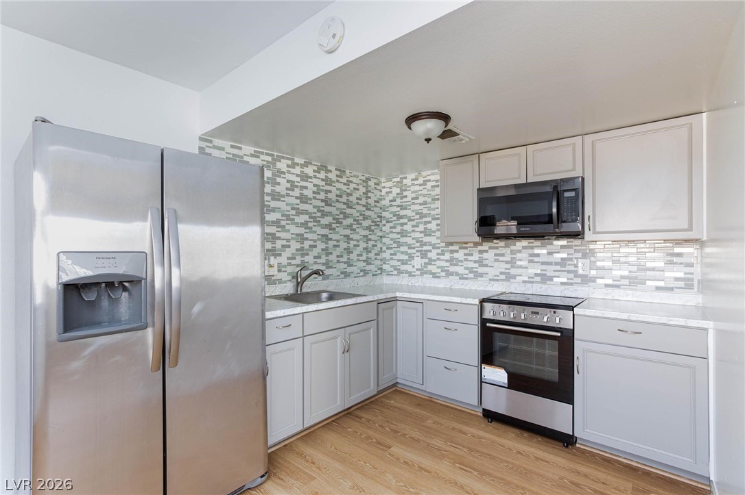 3821 1/2 Daisy Street 26