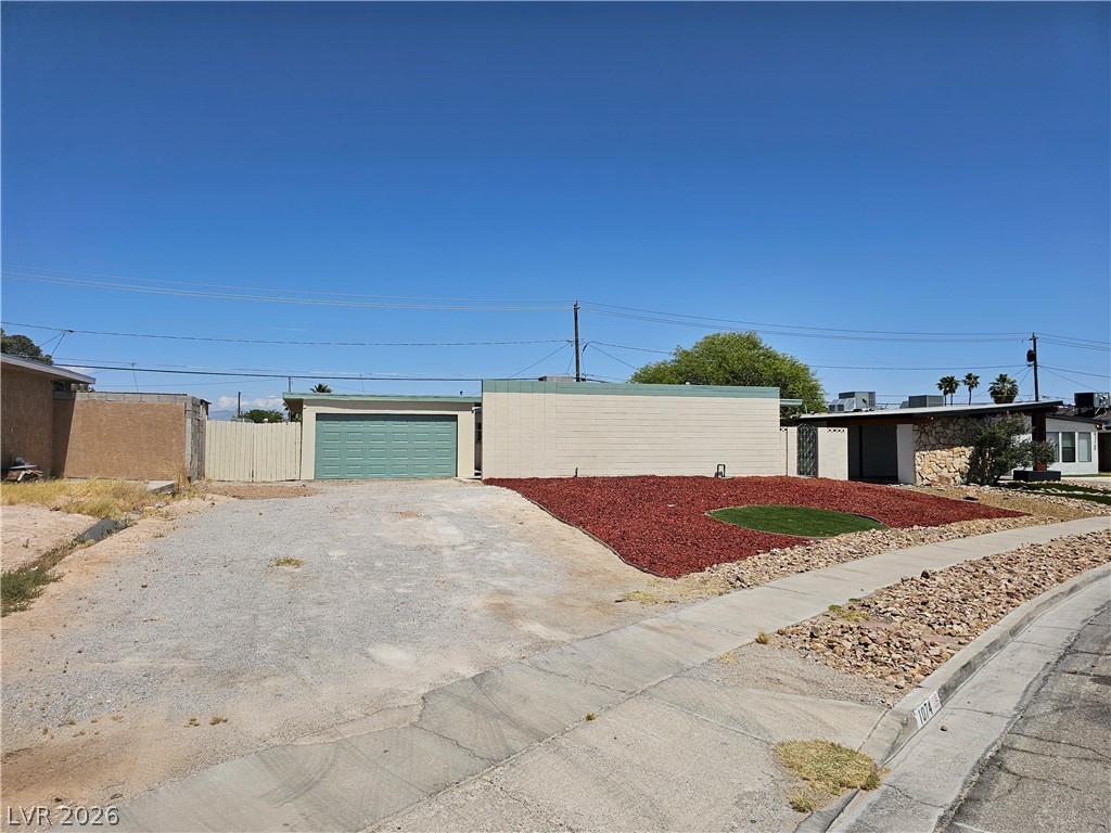 1074 King Richard Avenue