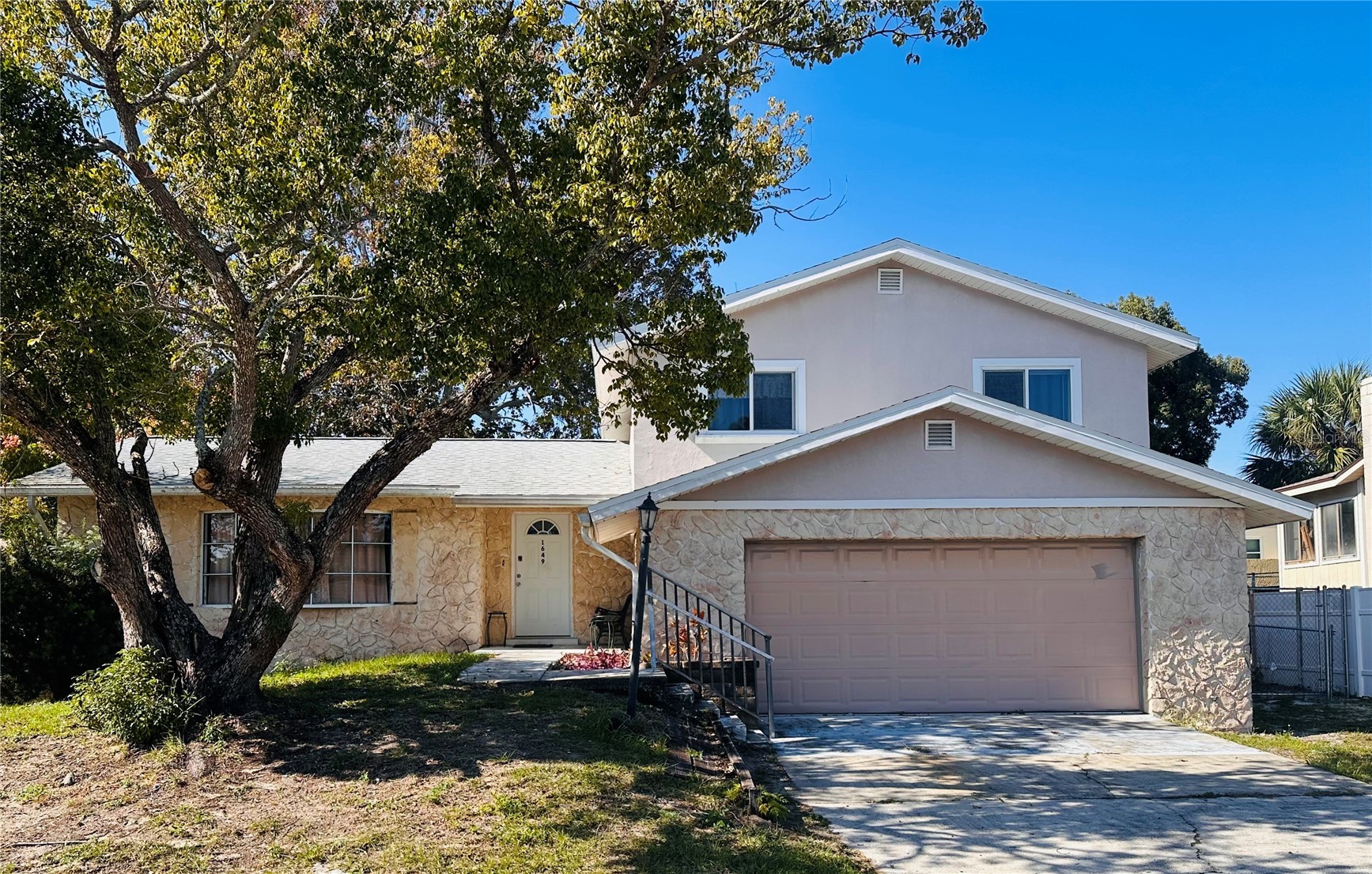 1649 E SHANGRI LA DRIVE